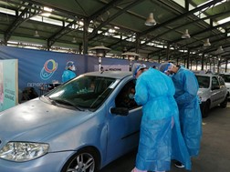 Κορωνοϊός: Oυρές αυτοκινήτων για τα rapid tests στη Νεάπολη (φωτο)
