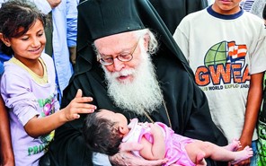 Πώς ο Αρχιεπίσκοπος Αλβανίας Αναστάσιος έδωσε πνοή ζωής σε μια προσφυγοπούλα του Κουτσόχερου 