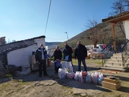 Προσφορά τροφίμων σε σεισμόπληκτη οικογένεια στο Δαμασούλι Τυρνάβου