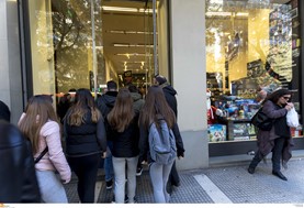 Ξεπέρασε κάθε προσδοκία η Black Friday – Πολλά καταστήματα θα συνεχίσουν και σήμερα τις προσφορές 