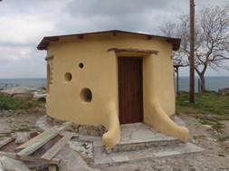 Δύο Λαρισαίοι φτιάχνουν σπίτια από άχυρο και πηλό, από 1.500 ευρώ (Εικόνες) 