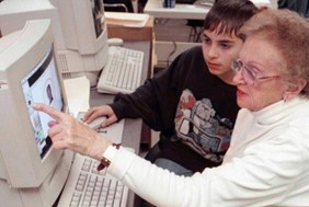 Η γιαγιά ...στο Facebook-Εκμάθηση ηλεκτρονικών υπολογιστών στα ΚΑΠΗ