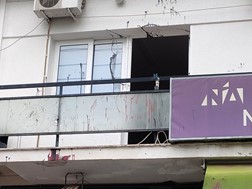 Bανδαλισμοί στα γραφεία της ΝΔ στη Λάρισα - Επίθεση με μπογιές 