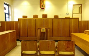 Λάρισα: Aρπαξαν τσαντάκι ιερέα με 35.000 ευρώ - "Καμπάνες" από το δικαστήριο