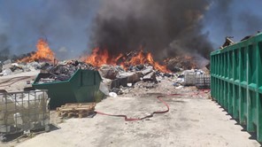 Λάρισα: Τέθηκε υπό έλεγχο η μεγάλη πυρκαγιά σε εργοστάσιο ανακύκλωσης