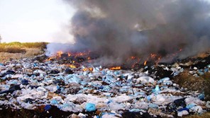 Υπό έλεγχο η φωτιά σε εργοστάσιο ανακύκλωσης στο Ομορφοχώρι Λάρισας
