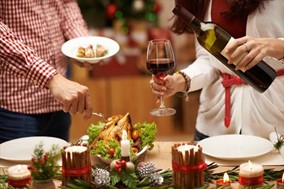 Lockdown: Χριστουγεννιάτικο τραπέζι – Τι επιτρέπεται, πώς θα μετακινηθούμε