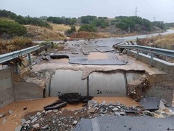 Καταστράφηκε η γέφυρα στο Κακλιτζόρεμα που οδηγεί στο Δίλοφο Φαρσάλων (φωτο)