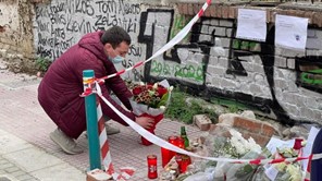 Φοιτητικοί Σύλλογοι Λάρισας: Κατέθεσαν λουλούδια για τον αδικοχαμένο φοιτητή Ν. Μπιτσάκη