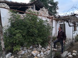 Στο Κουτσόχερο ο Κόκκαλης: Σχεδόν δύο χρόνια απραξίας, αγκρέμιστα τα επικίνδυνα σπίτια, απλήρωτοι οι σεισμόπληκτοι