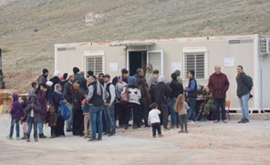 Μπλόκο προσφύγων σε μέλη ΜΚΟ στο καταυλισμό του Κουτσόχερου