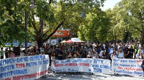 Συλλαλητήριο στην κεντρική πλατεία από το Εργατικό Κέντρο Λάρισας 