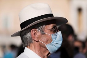 Λοιμωξιολόγοι: "Θα φοράμε μάσκα και μετά τον εμβολιασμό"