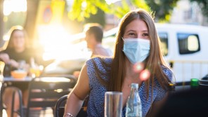 Μέτρα κορωνοϊού: Τι ισχύει με τη μάσκα όταν βγαίνουμε σε καφέ και εστιατόρια