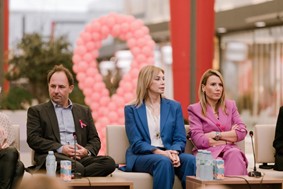 Γέμισαν γυναίκες οι διάδρομοι του Fashion City Outlet στην εκδήλωση ευαισθητοποίησης για τον καρκίνο του μαστού