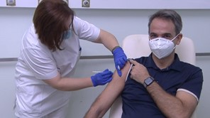 Κορονοϊός: Εμβολιάστηκαν Σακελλαροπούλου, Μητσοτάκης, Τσιόδρας