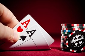 Έπαιζαν πόκερ σε σπίτι στη Ν. Σμύρνη – 12 συλλήψεις 