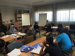 Πρόσφυγες μαθαίνουν την ελληνική γλώσσα στη Λάρισα 
