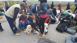 Πρόσφυγες έκλεισαν το δρόμο Λάρισας-Τρικάλων