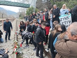 Διαμαρτυρία μαθητών και γονέων του δήμου Τεμπών στον σιδηροδρομικό σταθμό Ραψάνης