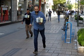 Έτρεξαν με τον δίσκο στο χέρι – Πρωτότυπος αγώνας δρόμου για σερβιτόρους στη Λάρισα (Εικόνες)