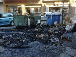Στις φλόγες σκουπίδια στη Λάρισα - Κινδύνεψαν καταστήματα