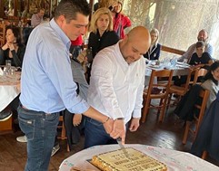 Την Πρωτοχρονιάτικη πίτα του έκοψε ο Όμιλος Μεταφορικών Επιχειρήσεων Αφοι Ντελόπουλοι (Delopoulos Trans) 