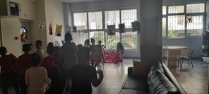 Δωρεά σχολικών τσαντών στο 33ο Δημοτικό Σχολείο Λάρισας