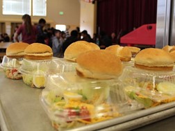 Γεύματα για μαθητές σε 28 σχολεία του νομού Λάρισας 