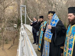 O Aγιασμός των Yδάτων στη γέφυρα Πηνειού στα Τέμπη (φωτο)