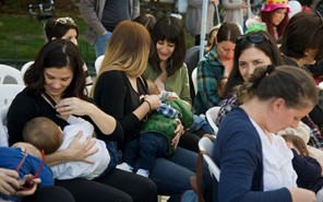 Λαρισαίες μητέρες πήραν μέρος στον δημόσιο θηλασμό 