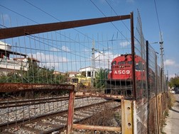 Απέκλεισαν τις γραμμές του ΟΣΕ στη Ν. Σμύρνη - Διαμαρτυρία για την απουσία έργων 