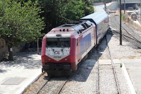 Μετανάστες σταμάτησαν την κυκλοφορία τρένου από Αθήνα προς Λάρισα 