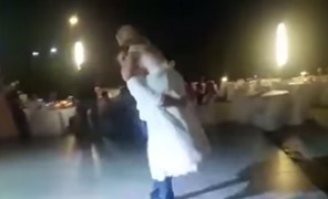 Ο γαμπρός ρίχνει τη νύφη στην πισίνα στη Λάρισα! (Βίντεο)
