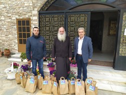 Προσφορά πασχαλινών δώρων στο γηροκομείο "Παναγία Αρμενιώτισσα"