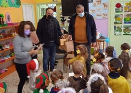 Τύρναβος: Επίσκεψη του δημάρχου με δώρα στους παιδικούς σταθμούς 