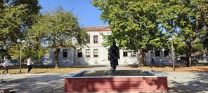 Δ.Τυρνάβου: Εργασίες αποκατάστασης στο Άγαλμα της Αγρότισσας στον Αμπελώνα