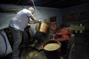 Γιορτή για τους αμπελοκαλλιεργητές η παραγωγή του τσίπουρου Τυρνάβου