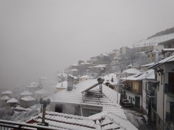 Χιόνια τη Δευτέρα στα ορεινά της Θεσσαλίας και πτώση της θερμοκρασίας 
