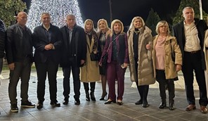 Η Ρένα Καραλαριώτου στο άναμμα του χριστουγεννιάτικου δέντρου σε Χάλκη, Αρμένιο, Χαρά