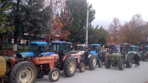 Δεκάδες τρακτέρ στην πλατεία Αγιάς για την κινητοποίηση των μηλοπαραγωγών (φωτο)