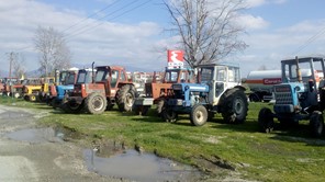 Ετοιμάζουν τα τρακτέρ τους για τη Θεσσαλονίκη οι Θεσσαλοί αγρότες 