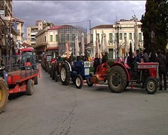 Αγρότες απέκλεισαν με τρακτέρ το κέντρο του Τυρνάβου 