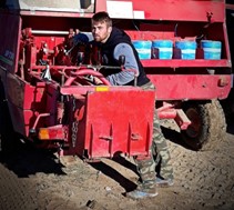 Ο 24χρονος αγρότης από την Ελασσόνα που διαχειρίζεται 800 στρέμματα, επενδύοντας στη γνώση