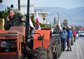 Ενισχύουν το μπλόκο στη Νίκαια οι αγρότες από το Γερακάρι 