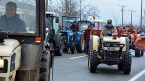 Αγρότες του Τυρνάβου απέκλεισαν συμβολικά τον δρόμο Λάρισας-Κοζάνης