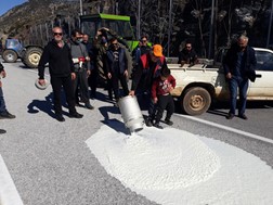 Αγρότες έκλεισαν την Εθνική Οδό Λάρισας – Κοζάνης στην Μελούνα