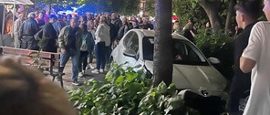 Λάρισα: Τρελή πορεία αυτοκινήτου που κατέληξε στην πλατεία Ρήγα Φεραίου 