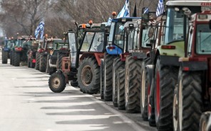 Τέσσερις μέρες σκοπεύουν να παραμείνουν με τα τρακτέρ στην Αθήνα οι αγρότες