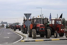 Παραμένουν στα μπλόκα οι αγρότες - Τι περιμένουν από τη συνάντηση στο ΥπΑΑΤ